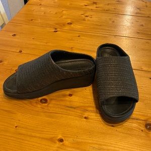 Fitflop slip on.